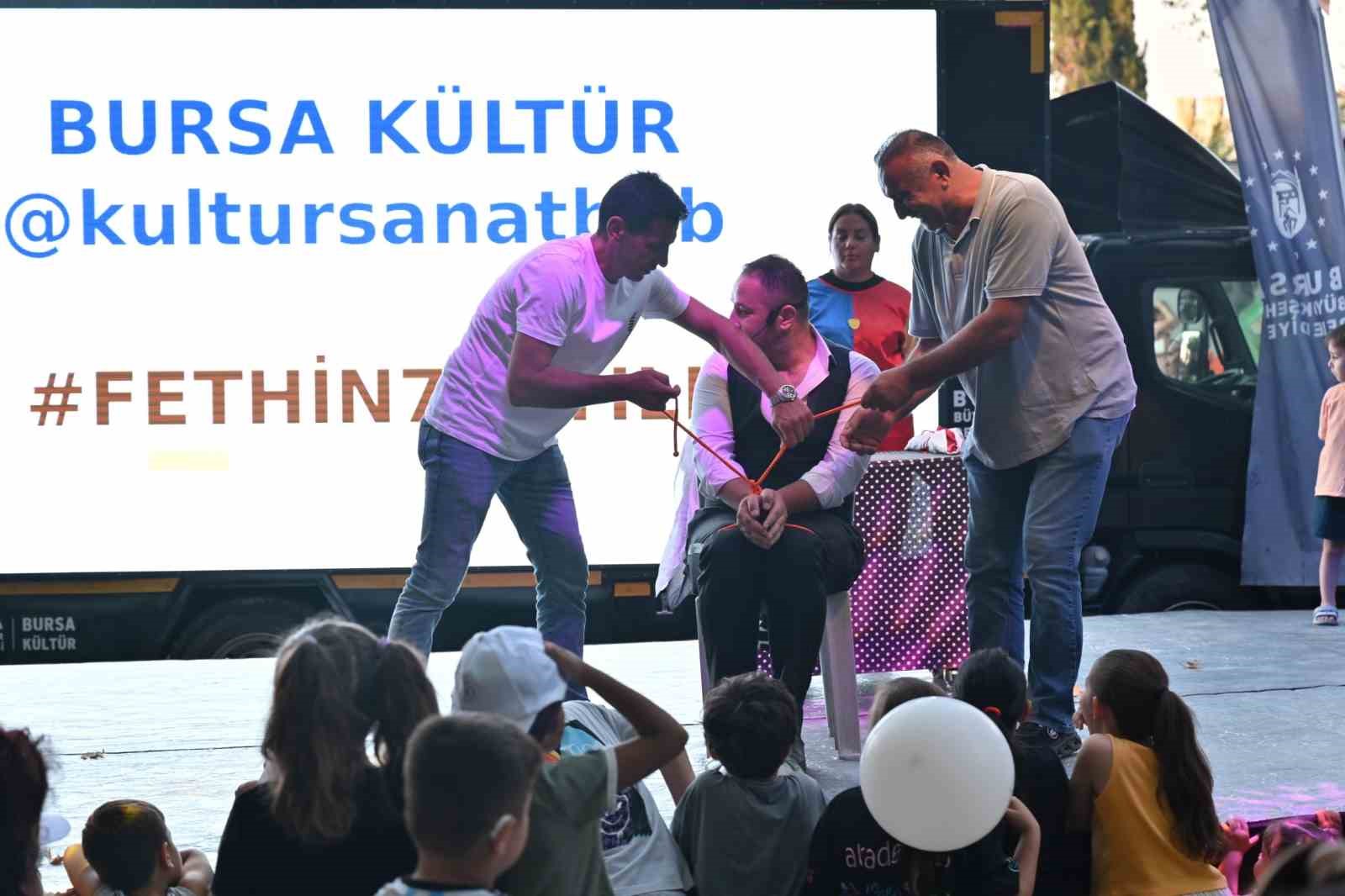 BURSA BÜYÜKŞEHİR BELEDİYESİ TARAFINDAN BURSA'NIN FETHİ'NİN 700. YILI ETKİNLİKLERİ KAPSAMINDA KENTİN KÖKLÜ TARİHİNİ VE KÜLTÜREL MİRASINI GELECEK NESİLLERE AKTARMAK AMACIYLA DÜZENLENEN İLÇE ŞENLİKLERİNİN İLK DURAĞI OSMANGAZİ OLDU.