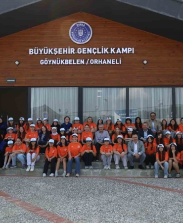 BURSA BÜYÜKŞEHİR BELEDİYESİ GENEL SEKRETERİ DENİZ KÖKEN İLE ORHANELİ BELEDİYE BAŞKANI ALİ OSMAN TAYIR DA GENÇLERLE KAHVALTIDA BİR ARAYA GELDİ.