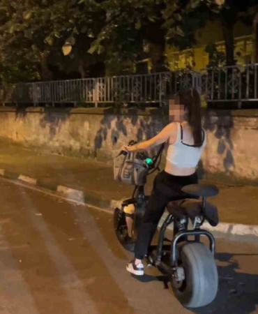 BURSA'DA ALKOL DENETİMİ SIRASINDA ŞÜPHELİ SEYREDEN ELEKTRİKLİ BİSİKLET SÜRÜCÜSÜ DURDURULDU. YAPILAN KONTROLLERDE YASAL SINIRDAN YAKLAŞIK 11 KAT FAZLA ALKOLLÜ OLDUĞU TESPİT EDİLEN SÜRÜCÜYE TOPLAM 50 BİN LİRA CEZA KESİLDİ.