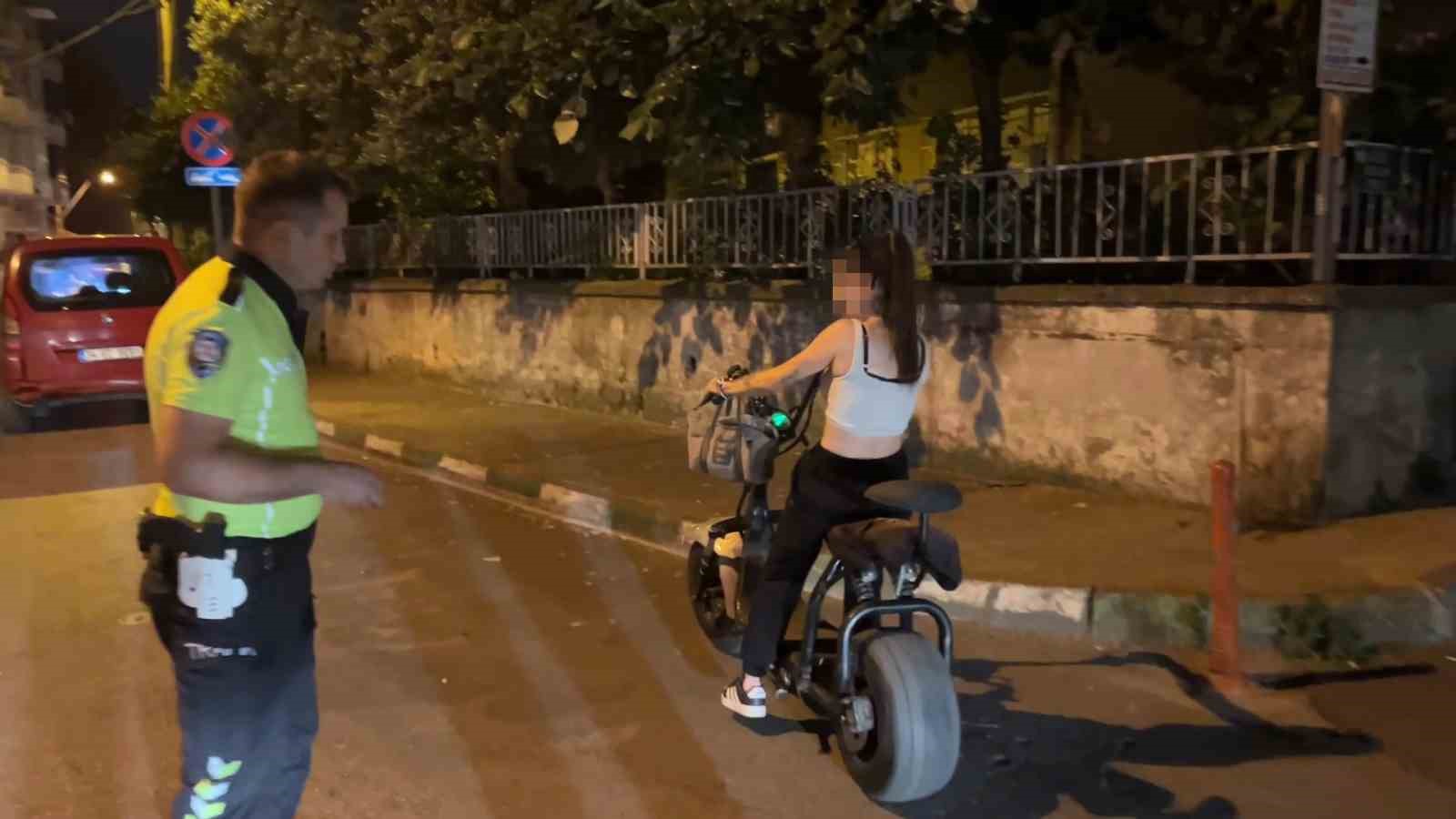 BURSA'DA ALKOL DENETİMİ SIRASINDA ŞÜPHELİ SEYREDEN ELEKTRİKLİ BİSİKLET SÜRÜCÜSÜ DURDURULDU. YAPILAN KONTROLLERDE YASAL SINIRDAN YAKLAŞIK 11 KAT FAZLA ALKOLLÜ OLDUĞU TESPİT EDİLEN SÜRÜCÜYE TOPLAM 50 BİN LİRA CEZA KESİLDİ.