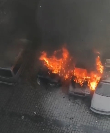 BURSA'DA PARK HALİNDEKİ ÜÇ OTOMOBİL, ALEV TOPUNA DÖNDÜ. SİTE SAKİNLERİNİN BÜYÜK PANİK YAŞADIĞI OLAYDA, İTFAİYE EKİPLERİNİN ZAMANINDA MÜDAHALESİYLE ALEVLER KISA SÜREDE SÖNDÜRÜLDÜ.