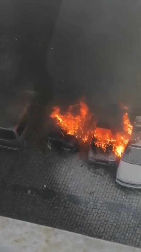 BURSA'DA PARK HALİNDEKİ ÜÇ OTOMOBİL, ALEV TOPUNA DÖNDÜ. SİTE SAKİNLERİNİN BÜYÜK PANİK YAŞADIĞI OLAYDA, İTFAİYE EKİPLERİNİN ZAMANINDA MÜDAHALESİYLE ALEVLER KISA SÜREDE SÖNDÜRÜLDÜ.