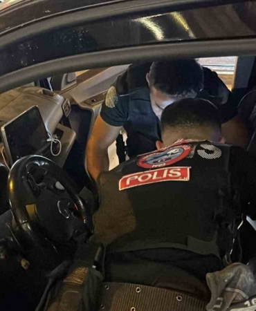 BURSA'DA POLİS EKİPLERİNCE DÜZENLENEN ASAYİŞ UYGULAMASINDA 15 ARANAN ŞAHIS YAKALANIRKEN, BİNLERCE KİŞİ VE ARAÇ DENETLENDİ.