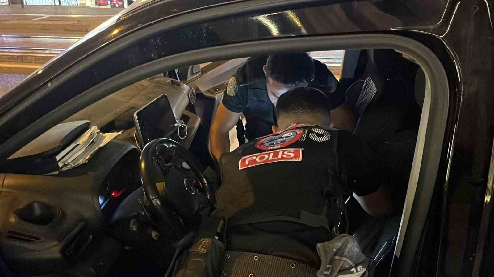 BURSA'DA POLİS EKİPLERİNCE DÜZENLENEN ASAYİŞ UYGULAMASINDA 15 ARANAN ŞAHIS YAKALANIRKEN, BİNLERCE KİŞİ VE ARAÇ DENETLENDİ.