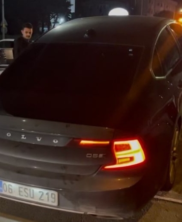 BURSA'NIN İNEGÖL İLÇESİNDE ÇAKARLI ARAÇLA TRAFİKTE SEYREDEN VE POLİSİN "DUR" İHTARINA UYMAYARAK KAÇAN EHLİYETSİZ SÜRÜCÜYE ADETA CEZA YAĞDI. SÜRÜCÜYE TOPLAM 786 BİN 784 TL İDARİ PARA CEZASI UYGULANIRKEN, ARAÇ 90 GÜN SÜREYLE TRAFİKTEN MEN EDİLDİ.