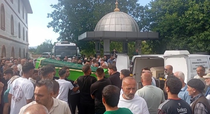 BURSA'NIN İZNİK İLÇESİNDE SERİNLEMEK İÇİN GİRDİĞİ GÖLDE YAŞAMINI YİTİREN 19 YAŞINDAKİ BÜNYAMİN KADI, CENAZE TÖRENİYLE SON YOLCULUĞUNA UĞURLANDI.