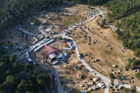 TÜRKİYE'NİN DÖRT BİR YANINDAN BURSA'YA GELEN GİRESUNLULAR, 3 GÜN 3 GECE SÜREN FESTİVALDE BİR ARAYA GELDİ. SAATLERCE KEMENÇE EŞLİĞİNDE HORON OYNAYAN VATANDAŞLAR, OTÇU GÖÇÜ VE KUŞ DİLİ GELENEĞİNİN YANI SIRA YARIŞMALAR VE KONSERLERLE GİRESUN KÜLTÜRÜNÜ BURSA'DA YAŞADI. VATANDAŞLARIN, YUNANİSTANLILARIN HORONU SAHİPLENMESİNE TEPKİLERİ İLGİNÇ OLDU.