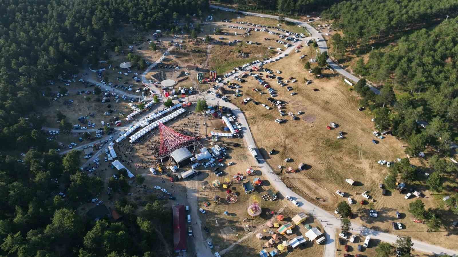TÜRKİYE'NİN DÖRT BİR YANINDAN BURSA'YA GELEN GİRESUNLULAR, 3 GÜN 3 GECE SÜREN FESTİVALDE BİR ARAYA GELDİ. SAATLERCE KEMENÇE EŞLİĞİNDE HORON OYNAYAN VATANDAŞLAR, OTÇU GÖÇÜ VE KUŞ DİLİ GELENEĞİNİN YANI SIRA YARIŞMALAR VE KONSERLERLE GİRESUN KÜLTÜRÜNÜ BURSA'DA YAŞADI. VATANDAŞLARIN, YUNANİSTANLILARIN HORONU SAHİPLENMESİNE TEPKİLERİ İLGİNÇ OLDU.