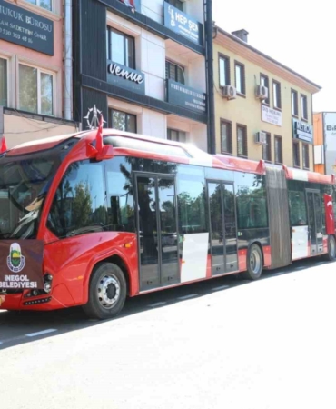 BURSA BÜYÜKŞEHİR BELEDİYESİ VE İNEGÖL BELEDİYESİ ÖNCÜLÜĞÜNDE ALTERNATİF TOPLU ULAŞIM PROJELERİ KAPSAMINDA İNEGÖL’DE İLK METROBÜS HATTININ DENEME SÜRÜŞÜ GERÇEKLEŞTİRİLDİ. METROBÜS HATTI İNEGÖL MERKEZ İLE ALANYURT BÖLGESİNİ BİRBİRİNE BAĞLAYACAK.