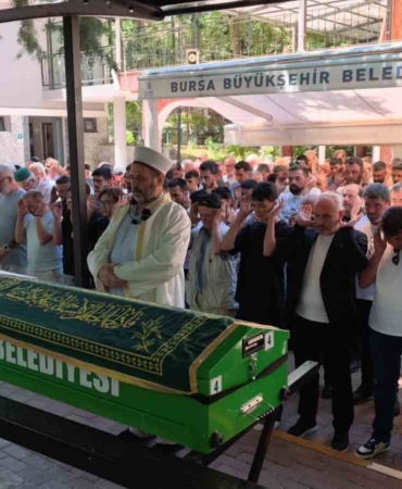 BURSA'NIN GEMLİK İLÇESİNDE GEÇİRDİĞİ TRAFİK KAZASINDA AĞIR YARALANAN VE KALDIRILDIĞI HASTANEDE İKİ GÜN SÜREN YAŞAM MÜCADELESİNİ KAYBEDEN PİYADE UZMAN ÇAVUŞ EMRE ZEYREK(25), BURSA'NIN İNEGÖL İLÇESİNDE GÖZYAŞLARIYLA SON YOLCULUĞUNA UĞURLANDI.
