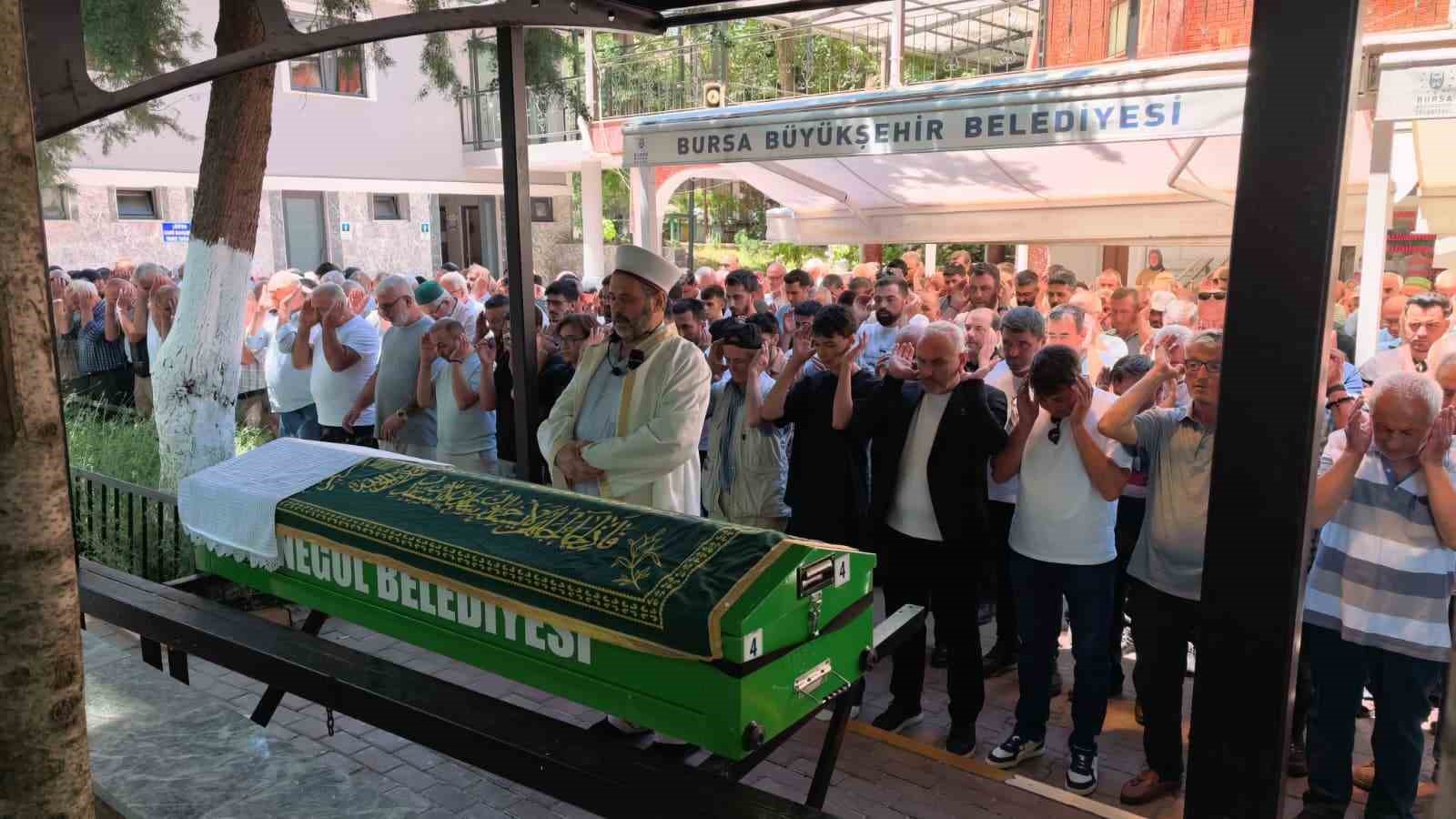 BURSA'NIN GEMLİK İLÇESİNDE GEÇİRDİĞİ TRAFİK KAZASINDA AĞIR YARALANAN VE KALDIRILDIĞI HASTANEDE İKİ GÜN SÜREN YAŞAM MÜCADELESİNİ KAYBEDEN PİYADE UZMAN ÇAVUŞ EMRE ZEYREK(25), BURSA'NIN İNEGÖL İLÇESİNDE GÖZYAŞLARIYLA SON YOLCULUĞUNA UĞURLANDI.