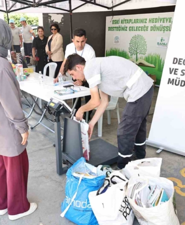 NİLÜFER BELEDİYESİ, OKULLARIN KAPANMASIYLA BİRLİKTE EVLERDE BİRİKEN ATIK KAĞITLARI EKONOMİYE KAZANDIRMAK AMACIYLA YENİ BİR FARKINDALIK KAMPANYASI BAŞLATTI. 6-10 TEMMUZ TARİHLERİ ARASINDA DÜZENLENEN ETKİNLİKTE, ESKİ KİTAP VE DEFTERLERİNİ GETİRENLERE SÜRPRİZ HEDİYELER VERİLİYOR.