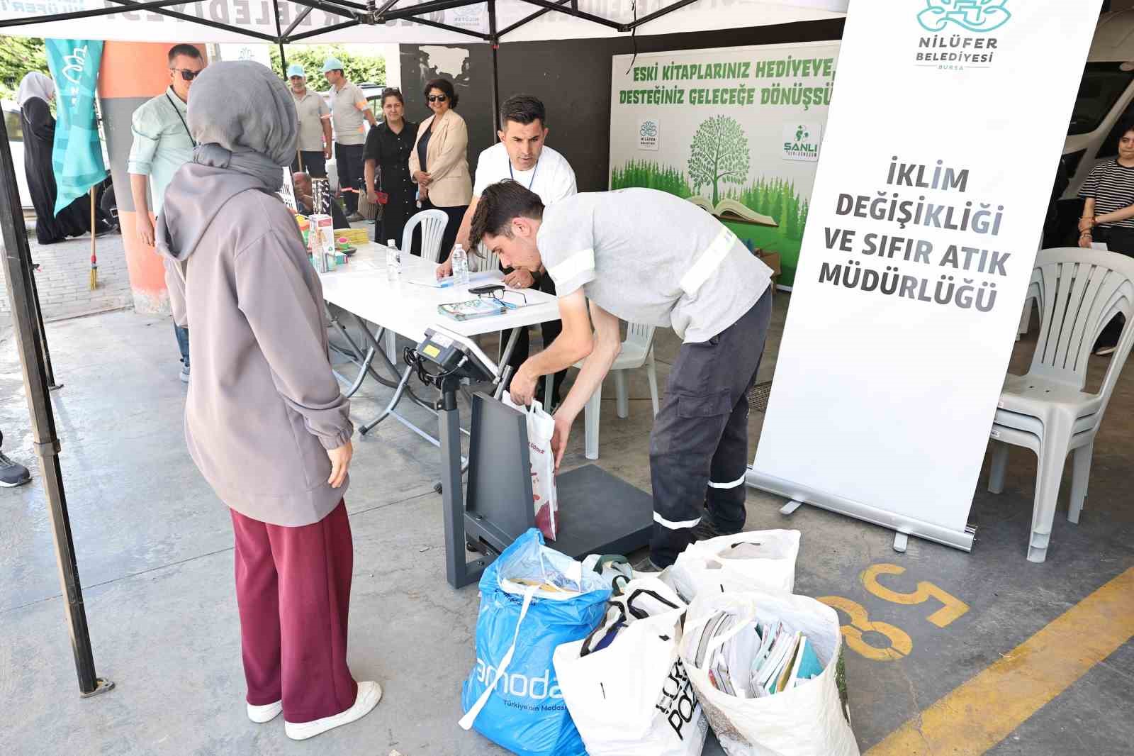 NİLÜFER BELEDİYESİ, OKULLARIN KAPANMASIYLA BİRLİKTE EVLERDE BİRİKEN ATIK KAĞITLARI EKONOMİYE KAZANDIRMAK AMACIYLA YENİ BİR FARKINDALIK KAMPANYASI BAŞLATTI. 6-10 TEMMUZ TARİHLERİ ARASINDA DÜZENLENEN ETKİNLİKTE, ESKİ KİTAP VE DEFTERLERİNİ GETİRENLERE SÜRPRİZ HEDİYELER VERİLİYOR.