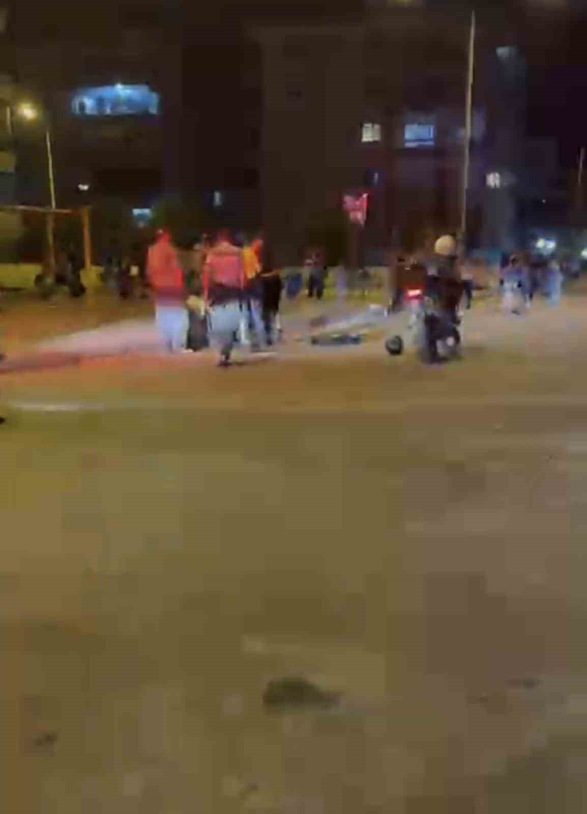 BURSA'NIN MUDANYA İLÇESİNDE KAYALIKLARDA OTURAN GENÇ KIZ, İDDİAYA GÖRE YANINA GELEN BİR KADININ JİLETLİ SALDIRISINA UĞRADI.