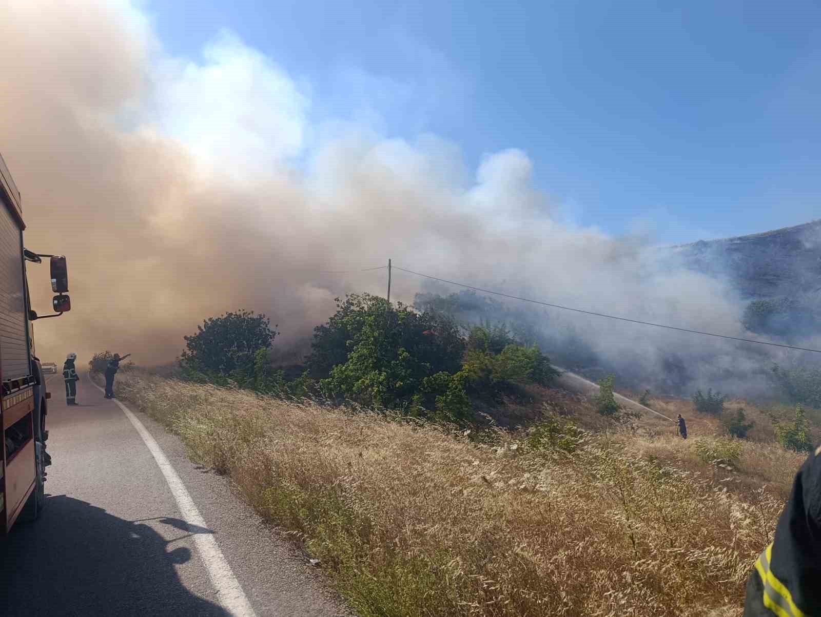 BURSA'NIN İNEGÖL İLÇESİNDE GÜNEŞ PANELLERİNİN BULUNDUĞU ALANDA ÇIKAN YANGIN, ÇEVREDEKİ HASAT EDİLMİŞ TARLALARA SIÇRADI. YANGINDA YAKLAŞIK 100 DÖNÜM EKİLİ ALAN ZARAR GÖRDÜ.