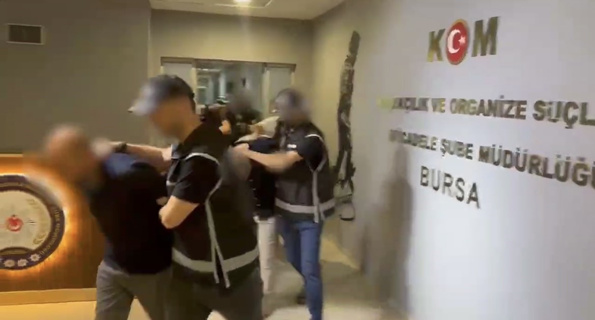 İZNİK’TE TEFECİLERE ŞAFAK OPERASYONU: 7 GÖZALTI, YÜZ BİNLERCE LİRA PARA VE TAPULAR ELE GEÇİRİLDİ