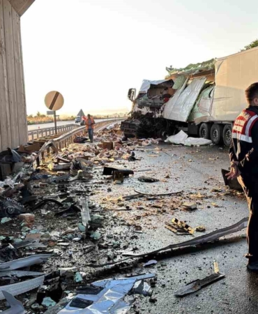 BURSA’NIN MUSTAFAKEMALPAŞA BOĞAZ MAHALLESİ YAKINLARINDA MEYDANA GELEN TRAFİK KAZASINDA, TAVUK ETİ YÜKLÜ KAMYONUN SÜRÜCÜSÜ YAŞAMINI YİTİRDİ.