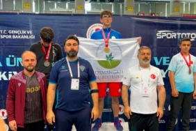 OSMANGAZİ BELEDİYESPOR’UN BAŞARILI BOKSÖRÜ MUHAMMET GÜMÜŞ, KAYSERİ’DE DÜZENLENEN U15 TÜRKİYE BOKS ŞAMPİYONASI’NDA ALTIN MADALYAYA UZANARAK TÜRKİYE ŞAMPİYONU OLDU.