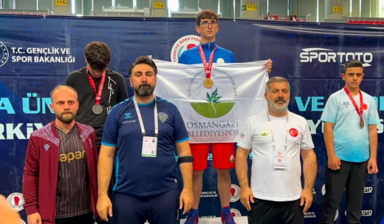 OSMANGAZİ BELEDİYESPOR’UN BAŞARILI BOKSÖRÜ MUHAMMET GÜMÜŞ, KAYSERİ’DE DÜZENLENEN U15 TÜRKİYE BOKS ŞAMPİYONASI’NDA ALTIN MADALYAYA UZANARAK TÜRKİYE ŞAMPİYONU OLDU.