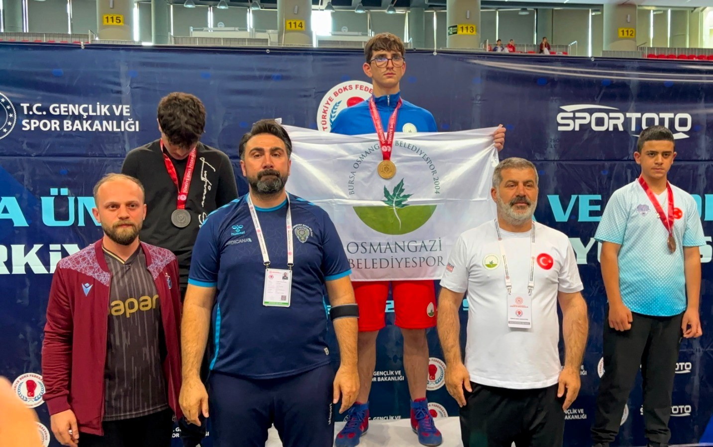 OSMANGAZİ BELEDİYESPOR’UN BAŞARILI BOKSÖRÜ MUHAMMET GÜMÜŞ, KAYSERİ’DE DÜZENLENEN U15 TÜRKİYE BOKS ŞAMPİYONASI’NDA ALTIN MADALYAYA UZANARAK TÜRKİYE ŞAMPİYONU OLDU.