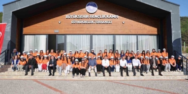 YERLEŞKEDE İNCELEMELERDE BULUNAN BAŞKAN VEKİLİ BİBA, GENÇLERLE SOHBET EDEREK GÖRÜŞLERİ DİNLEDİ. BAŞKAN VEKİLİ BİBA, KAMP FAALİYETLERİ KAPSAMINDA GERÇEKLEŞTİRİLEN SPORTİF VE EĞLENCE ETKİNLİKLERİNDE GENÇLERE EŞLİK ETTİ.