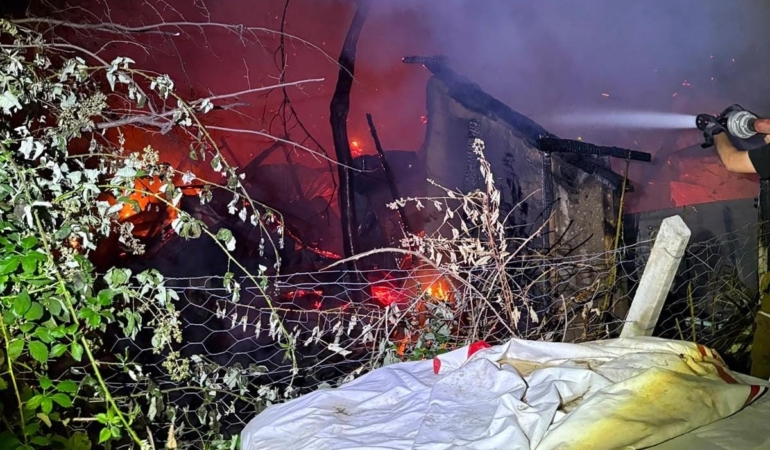 BURSA'NIN İNEGÖL İLÇESİNDE GECE SAATLERİNDE ÇIKAN BARAKA YANGINI FACİAYLA SONUÇLANDI. YANGINDA BARAKADA MAHSUR KALAN 60 YAŞINDAKİ DURSUN NARİN, YANARAK HAYATINI KAYBETTİ.
