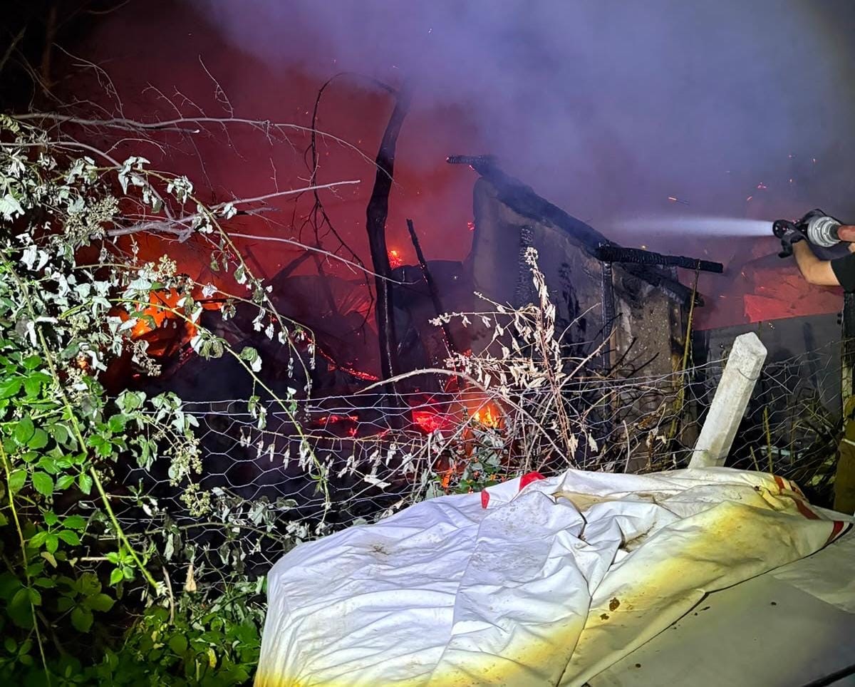 BURSA'NIN İNEGÖL İLÇESİNDE GECE SAATLERİNDE ÇIKAN BARAKA YANGINI FACİAYLA SONUÇLANDI. YANGINDA BARAKADA MAHSUR KALAN 60 YAŞINDAKİ DURSUN NARİN, YANARAK HAYATINI KAYBETTİ.