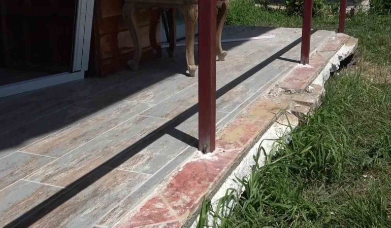 BURSA'NIN GEMLİK İLÇESİNE BAĞLI KUMLA MAHALLESİ'NDE, YAKLAŞIK 50 YILLIK BİR APARTMANDA YAŞANAN YIKIM OLAYI TEPKİLERE NEDEN OLDU.