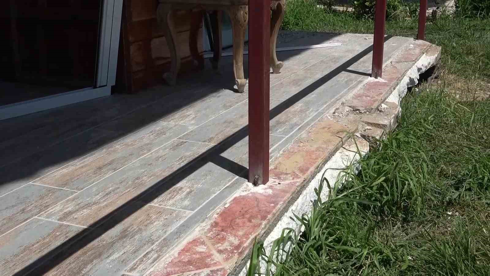BURSA'NIN GEMLİK İLÇESİNE BAĞLI KUMLA MAHALLESİ'NDE, YAKLAŞIK 50 YILLIK BİR APARTMANDA YAŞANAN YIKIM OLAYI TEPKİLERE NEDEN OLDU.