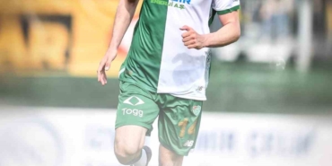 TRENDYOL 1. LİG EKİPLERİNDEN BURSASPOR, ORTA SAHA OYUNCUSU HAKKI TÜRKER İLE YOLLARINI AYIRDIĞINI AÇIKLADI.