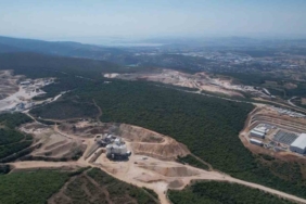BURSA BÜYÜKŞEHİR BELEDİYESİ İMAR VE BAYINDIRLIK KOMİSYONUNUN; NİLÜFER İLÇESİ, KAYAPA VE KURUÇEŞME MAHALLELERİNDE "KATI ATIK TESİSLERİ ALANI" AMAÇLI 1/1000 ÖLÇEKLİ UYGULAMA İMAR PLANI İLE İLGİLİ RAPORU BURSA BÜYÜKŞEHİR BELEDİYESİ HAZİRAN AYI İKİNCİ MECLİS TOPLANTISINDA, OY ÇOKLUĞUYLA KABUL EDİLMİŞTİ. ANCAK KAYAPA’DA YAPILMASI PLANLANAN KATI ATIK GERİ KAZANIM VE BERTARAF TESİSİ PROJESİNE; NİLÜFER BELEDİYE BAŞKANI ŞADİ ÖZDEMİR, MAHALLE MUHTARLARI VE BÖLGE HALKI KARŞI ÇIKIYOR.