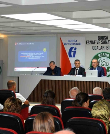 BURSA ESNAF VE SANATKÂRLAR ODALARI BİRLİĞİNİN (BESOB) EV SAHİPLİĞİNDE DEFTERDAR HALİL TEKİN VE GELİR İDARESİ GRUP MÜDÜRLERİNİN KATILIMIYLA ESNAF ODA BAŞKANLARI VE ÜYELERİNE YÖNELİK ‘VERGİ BORÇLARINDA TECİL VE TAKSİTLENDİRME’ KONULU BİLGİLENDİRME TOPLANTISI GERÇEKLEŞTİRİLDİ.