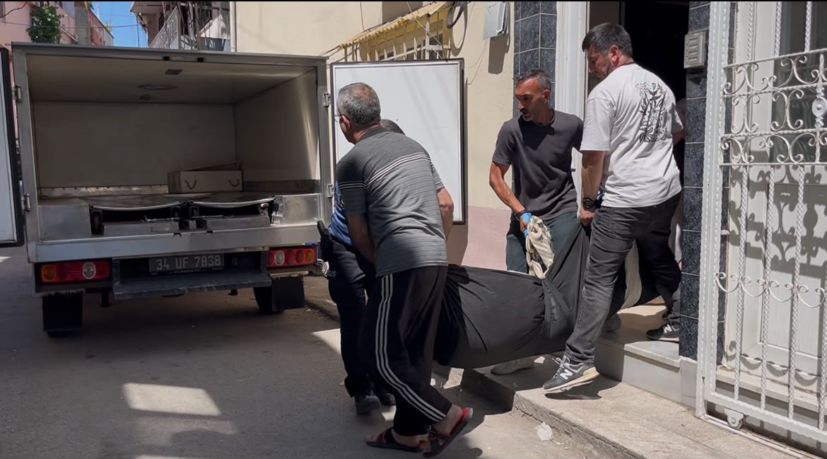 TALİHSİZ ADAM MERDİVENLERDE CAN VERDİ... ACILI ANNENİN FERYADI YÜREKLERİ DAĞLADI