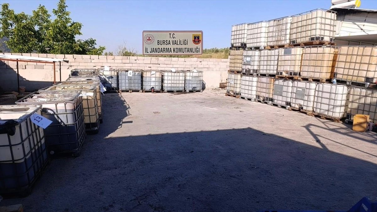 BURSA'NIN GEMLİK İLÇESİNDE JANDARMA EKİPLERİNCE DÜZENLENEN OPERASYONDA PİYASA DEĞERİ YAKLAŞIK 10 MİLYON LİRA OLAN SAHTE MADENİ YAĞ ÜRETİMİNDE KULLANILAN MALZEME VE BİNLERCE LİTRE YAĞ ELE GEÇİRİLDİ. OLAYLA İLGİLİ 5 ŞÜPHELİ HAKKINDA ADLİ İŞLEM BAŞLATILDI.