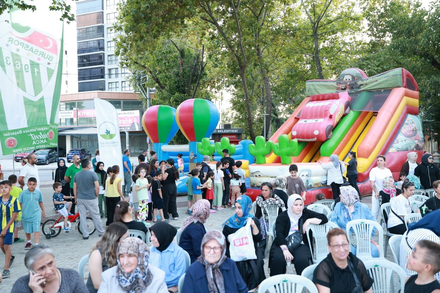 OSMANGAZİ BELEDİYESİ, YAZ AYLARINDA VATANDAŞLARIN KEYİFLİ, HUZURLU VE EĞLENCELİ VAKİT GEÇİRMESİNİ SAĞLAMAK AMACIYLA MAHALLE MAHALLE DÜZENLEDİĞİ YAZ ŞENLİKLERİNE HIZ KESMEDEN DEVAM EDİYOR.