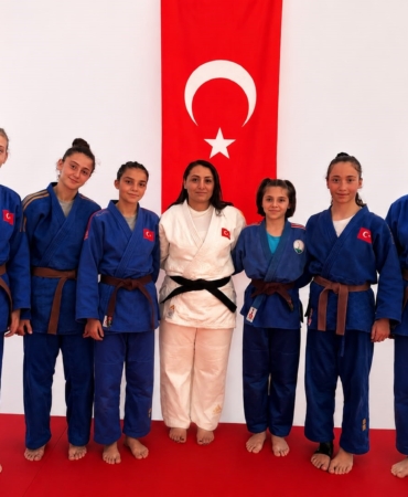 OSMANGAZİ BELEDİYESPOR'UN ALTYAPISINDAN YETİŞEN 6 MİLLİ JUDOCU İLE ANTRENÖR TUĞBA ZEHİR, YILDIZLAR AVRUPA KUPASI'NDA AY-YILDIZLI FORMA İLE TÜRKİYE'Yİ TEMSİL EDECEK.