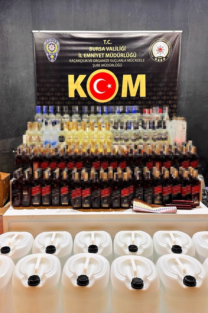 ARAMALARDA 370 ŞİŞE SAHTE ALKOLLÜ İÇKİ, 600 LİTRE ETİL ALKOL, 80 ADET DOLUMA HAZIR ALKOLLÜ İÇKİ ŞİŞESİ, 40 ADET BANDROL, 100 ADET KAPÜŞON VE 45 ADET ŞİŞE KAPAĞI ELE GEÇİRİLDİ.