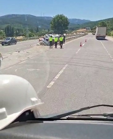 İNEGÖL İLÇESİNDE KONTROLDEN ÇIKAN İKİ ARAÇ REFÜJDEKİ BARİYERLERİN ARASINA SAPLANARAK SIKIŞTI.