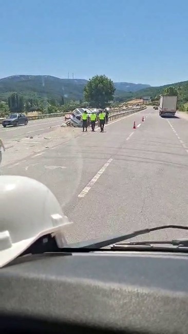 İNEGÖL İLÇESİNDE KONTROLDEN ÇIKAN İKİ ARAÇ REFÜJDEKİ BARİYERLERİN ARASINA SAPLANARAK SIKIŞTI.