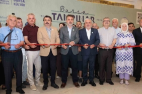 BURSA BÜYÜKŞEHİR BELEDİYESİ, SIRPLAR TARAFINDAN GERÇEKLEŞTİRİLEN SREBRENİTSA KATLİAMINI UNUTTURMAMAK VE HAYATINI KAYBEDENLERİ YAD ETMEK AMACIYLA ‘İNSANLIĞIN VİCDANINDA SREBRENİTSA’ TEMALI ANMA PROGRAMI DÜZENLEDİ.