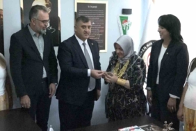 OSMANLI DÖNEMİNDEN GÜNÜMÜZE KADAR ULAŞTIĞI BELİRTİLEN GELENEKTE, GÜREŞLERDEN ÇOK KADINLARIN BİR GÜNLÜĞÜNE KÖYÜN YÖNETİMİNİ ELE GEÇİRMESİ DİKKAT ÇEKTİ.