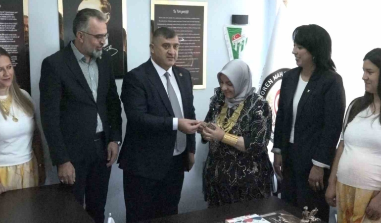 OSMANLI DÖNEMİNDEN GÜNÜMÜZE KADAR ULAŞTIĞI BELİRTİLEN GELENEKTE, GÜREŞLERDEN ÇOK KADINLARIN BİR GÜNLÜĞÜNE KÖYÜN YÖNETİMİNİ ELE GEÇİRMESİ DİKKAT ÇEKTİ.