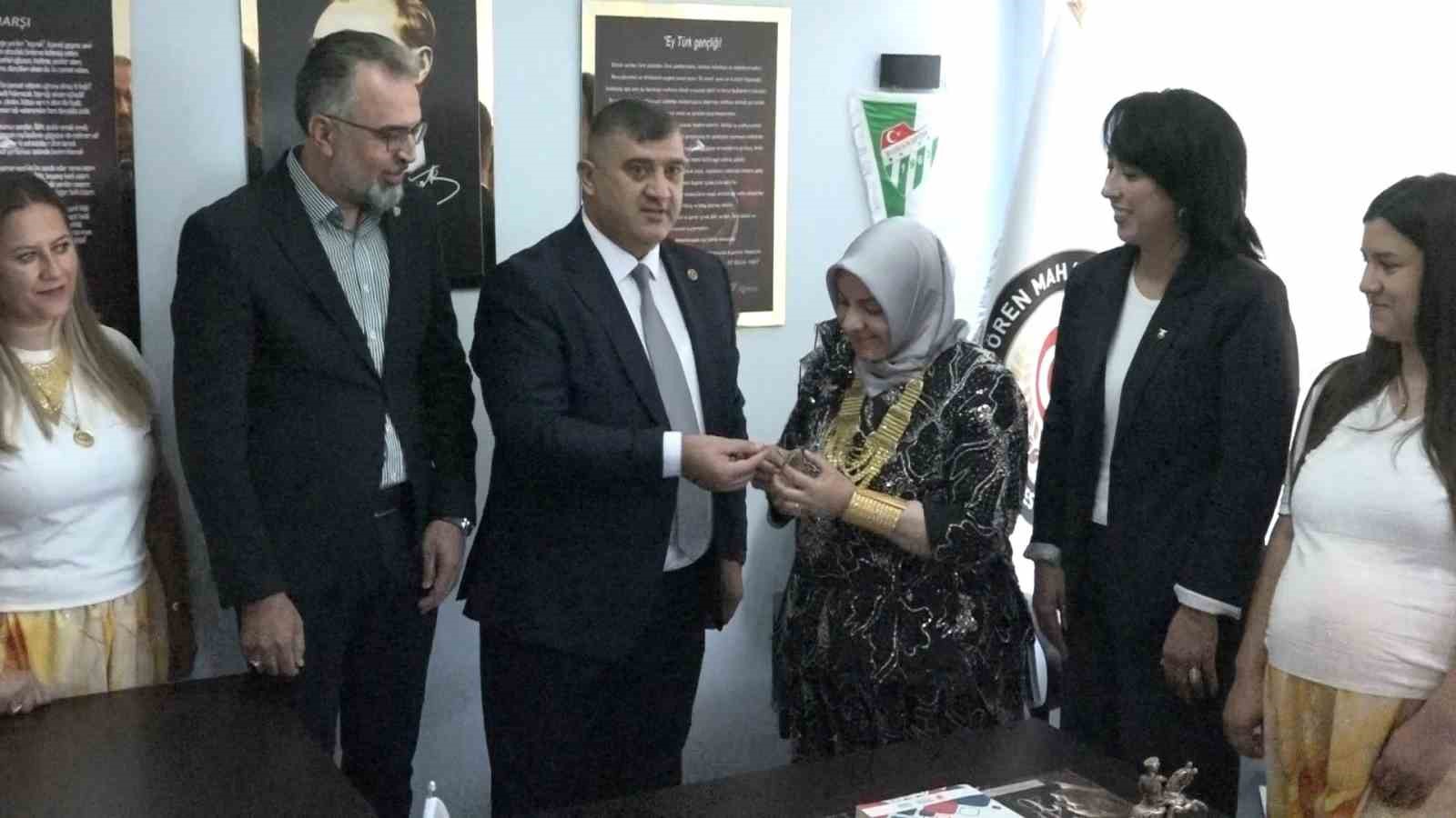 OSMANLI DÖNEMİNDEN GÜNÜMÜZE KADAR ULAŞTIĞI BELİRTİLEN GELENEKTE, GÜREŞLERDEN ÇOK KADINLARIN BİR GÜNLÜĞÜNE KÖYÜN YÖNETİMİNİ ELE GEÇİRMESİ DİKKAT ÇEKTİ.