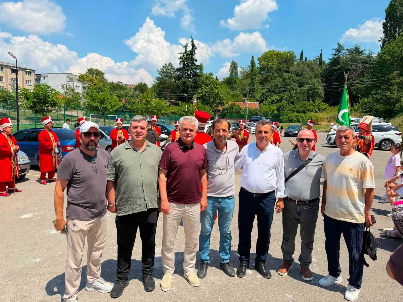 BURSA'DAKİ VATAN SEVDALARI PLATFORMU, MUHARREM AYI DOLAYISIYLA DÜZENLEDİĞİ AŞURE, LOKMA VE ÇOCUKLARA OYUNCAK DAĞITIMI ETKİNLİĞİYLE YÜZLERCE VATANDAŞI BİR ARAYA GETİRDİ.