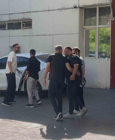 AHBAP DERNEĞİ’NE YÖNELİK SORUŞTURMA KAPSAMINDA BURSA’DA GÖZALTINA ALINAN SANATÇI HALUK LEVENT, SORGULANMAK ÜZERE İSTANBUL’A GÖNDERİLDİ.