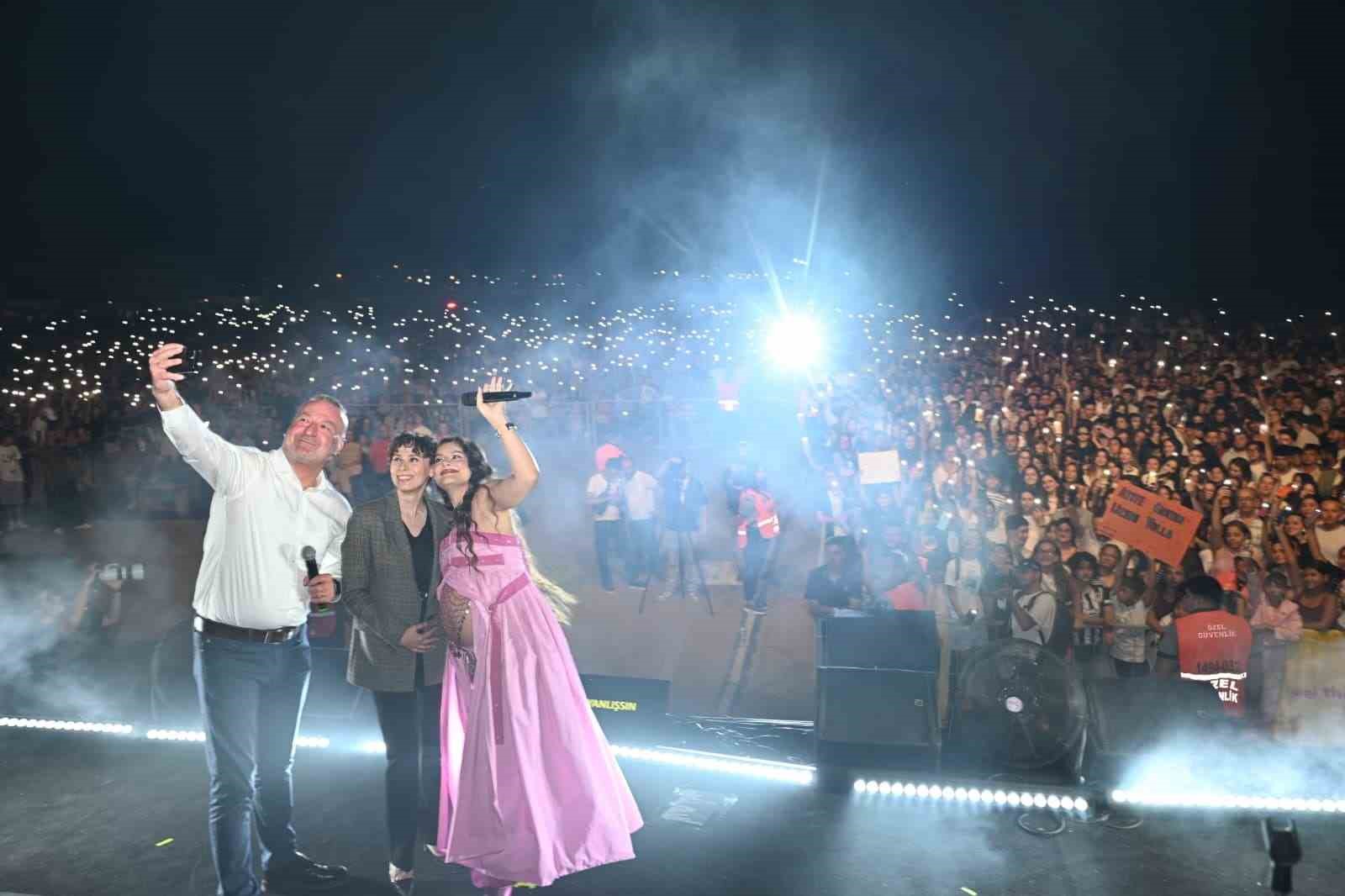 KARACABEY BELEDİYESİ'NİN GELENEKSEL HALE GETİRDİĞİ IHLAMUR FESTİVALİ, HAFTA SONU YENİKÖY MAHALLESİ'NDE BİNLERCE VATANDAŞI BİR ARAYA GETİRDİ. GÜN BOYUNCA ÇOCUKLARA YÖNELİK DÜZENLENEN SERAMİK TAŞ BOYAMA, BEZ ÇANTA BOYAMA, TAÇ YAPIMI VE TOHUM TOPU ATÖLYELERİYLE RENKLENEN FESTİVAL, AKŞAM SAATLERİNDE SEVİLEN SANATÇI ATİYE'NİN KONSERİYLE COŞKUNUN ZİRVEYE ULAŞTIĞI UNUTULMAZ BİR GECEYE DÖNÜŞTÜ.