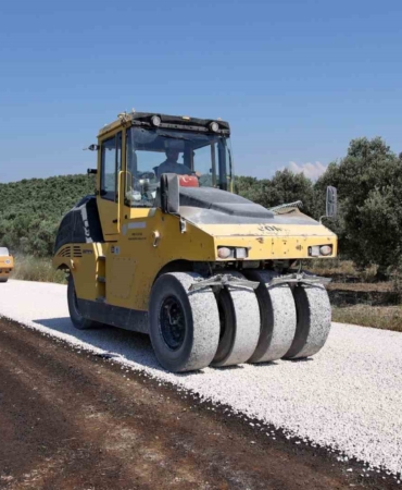 BURSA BÜYÜKŞEHİR BELEDİYESİ, MUDANYA İLÇESİNE BAĞLI KIRSAL MAHALLELERDE BAKIM VE ONARIM İHTİYACI BULUNAN YOLLARI YENİLEMEK ÜZERE HAREKETE GEÇTİ.