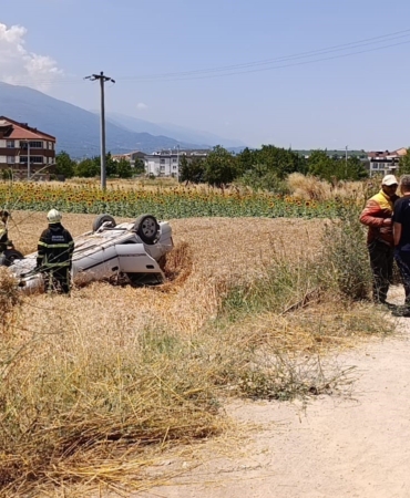 BURSA'NIN İNEGÖL İLÇESİNDE MEYDANA GELEN TRAFİK KAZASINDA KONTROLDEN ÇIKAN OTOMOBİL TAKLALAR ATARAK BUĞDAY TARLASINA UÇTU.