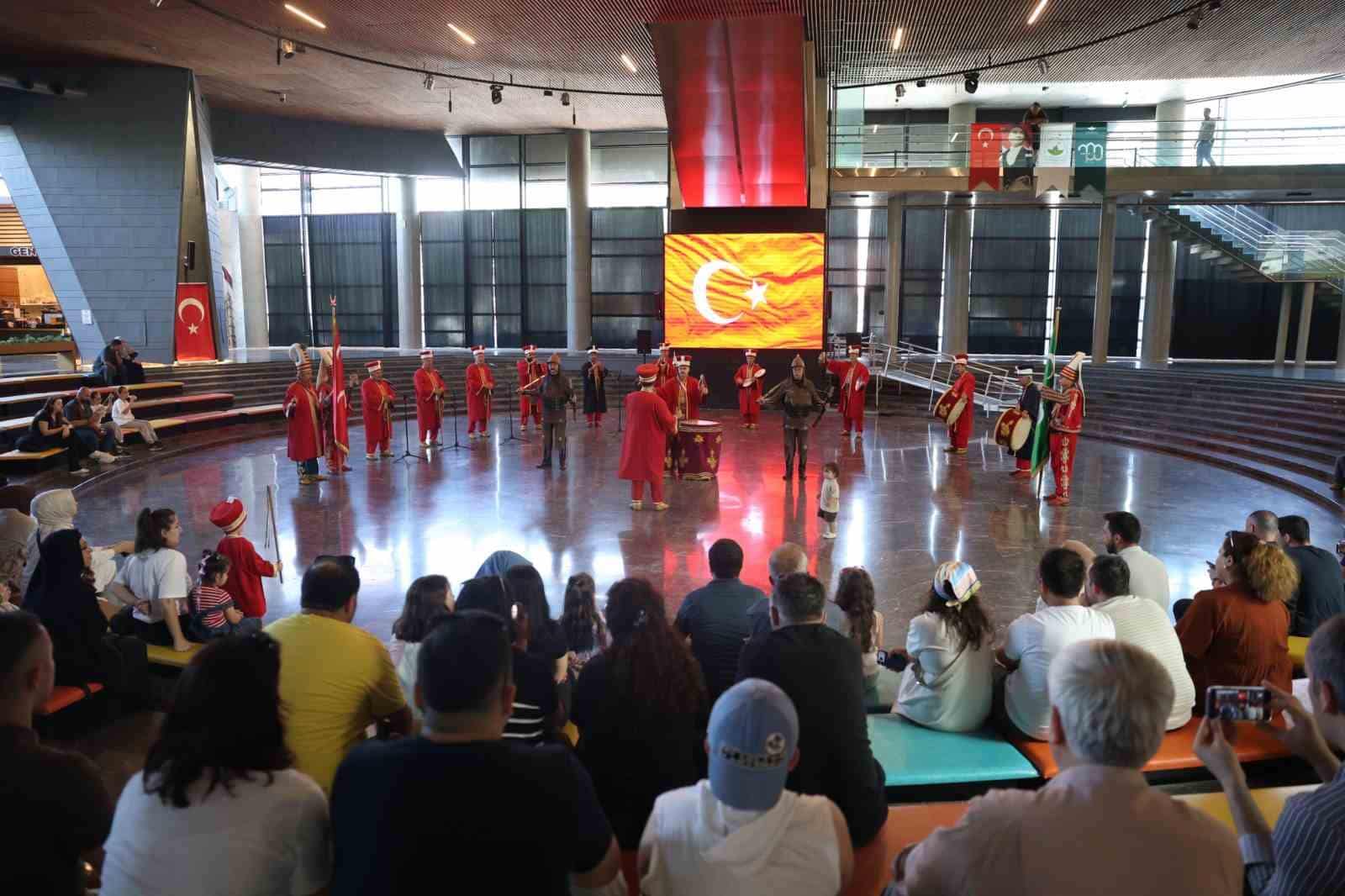 OSMANGAZİ BELEDİYESİ’NİN HER PAZAR GÜNÜ PANORAMA 1326 BURSA FETİH MÜZESİ’NDE DÜZENLEDİĞİ MEHTER TAKIMI KONSERİ VE KILIÇ KALKAN GÖSTERİSİ, OSMANGAZİLİLERİ TARİHLE İÇ İÇE, COŞKU DOLU BİR ATMOSFERDE BULUŞTURMAYA DEVAM EDİYOR.