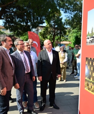 YILDIRIM BELEDİYESİ, 15 TEMMUZ DEMOKRASİ VE MİLLİ BİRLİK GÜNÜ'NÜN 10. YIL DÖNÜMÜNDE TÜRK MİLLETİNİN DESTANSI DİRENİŞİNİ ANLATAN FOTOĞRAF SERGİSİNİ BURSALILARLA BULUŞTURDU.